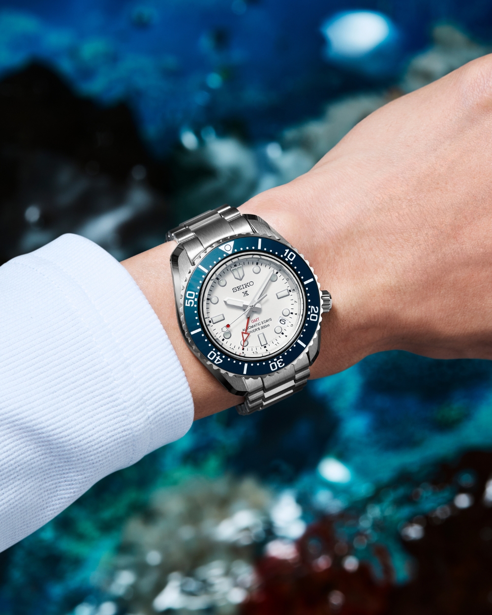 Relógio de mergulho Seiko Prospex com GMT SPB519J1 branco com bisel azul.
